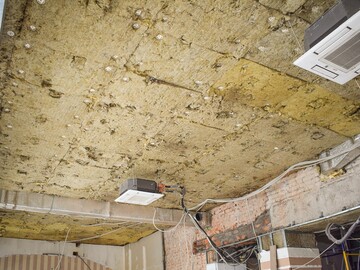 Сохранение шумоизоляции во время демонтажа подвесного потолка