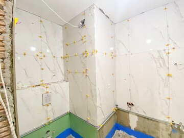 Укладка керамогранита на стены в ванной