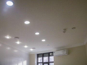 Подвесной потолок со встроенными светильниками