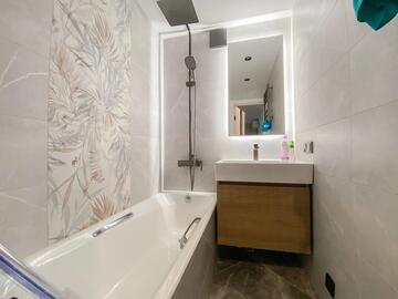 Ванная комната с установленными аксессуарами