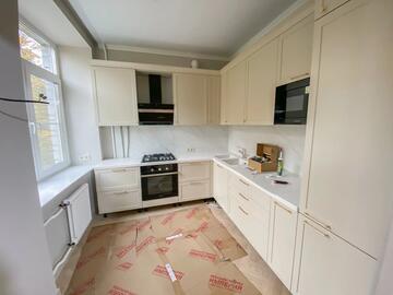 Угловой кухонный гарнитур в кирпичном доме